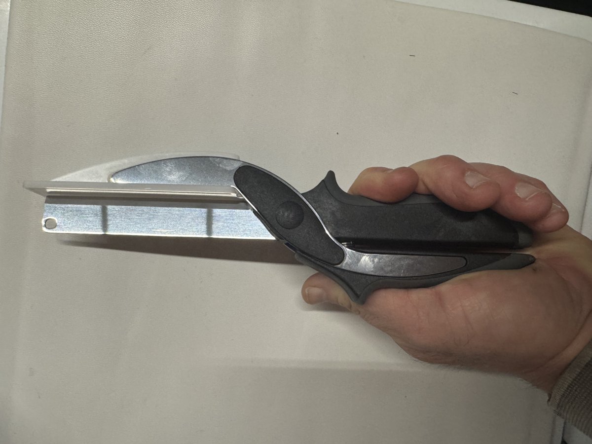 Master Schere closed with blade guard for safe storage