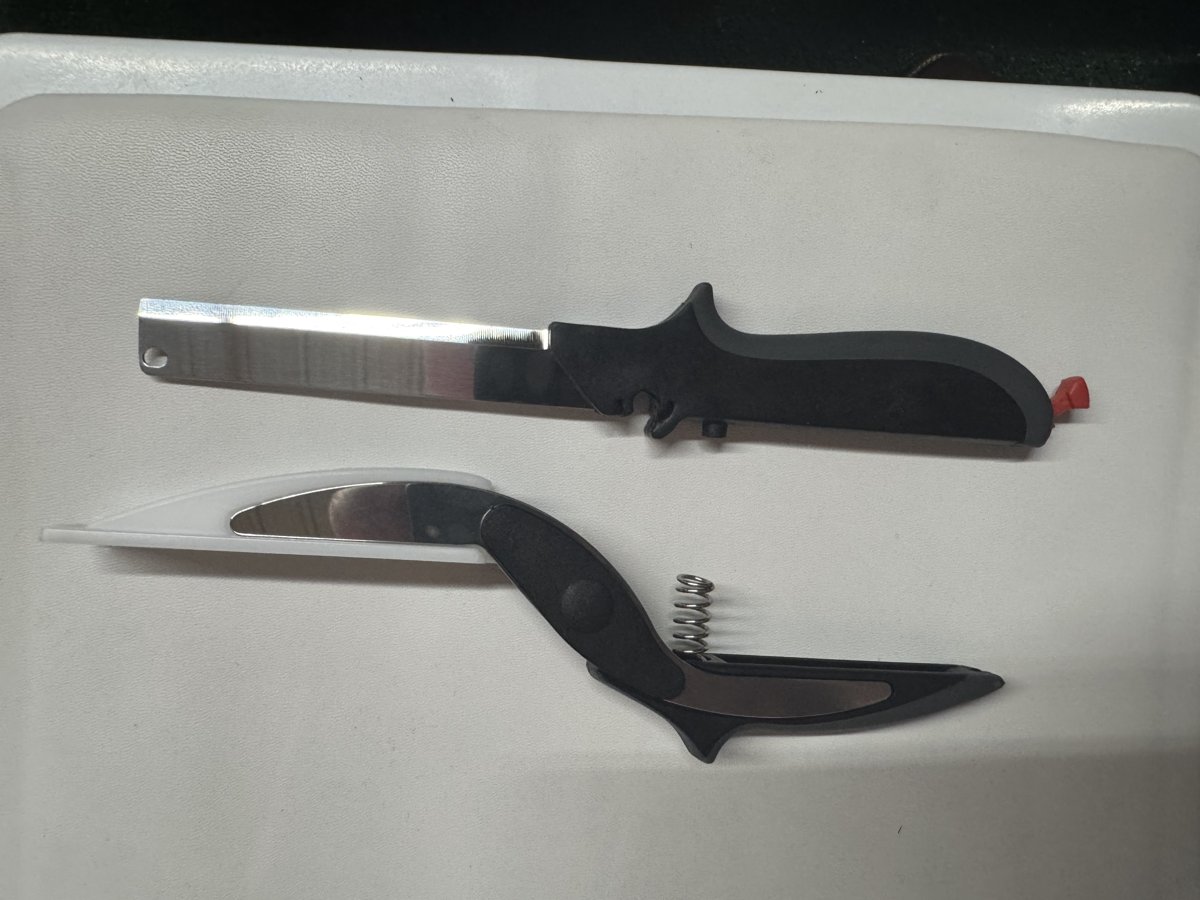 Master Schere fully disassembled — standalone knife and cutting board